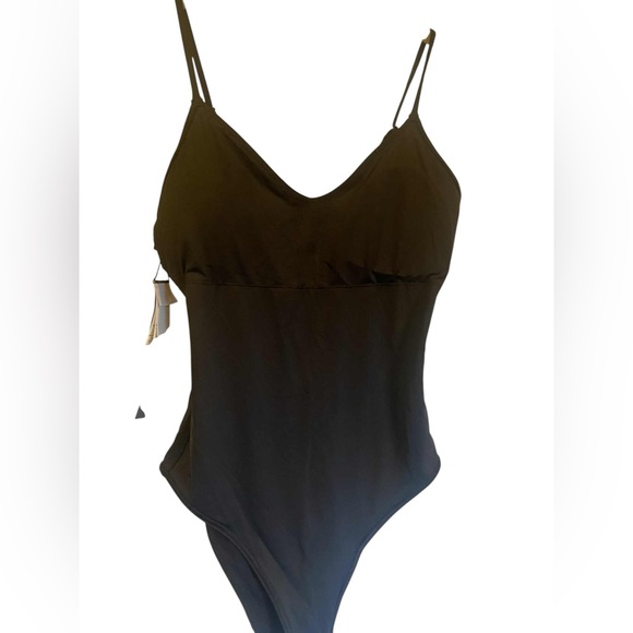 NWT Vuori heat wave one piece BLACK Size: M - Picture 3 of 5